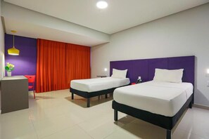 A hotel room with two beds, a desk, and a chair. - Rede Andrade Docas (Belém)