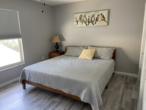 5 soverom, skrivebord, strykejern/-brett og reiseseng for barn