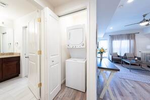 Combined shower/bathtub, hair dryer, towels