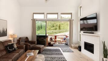 Smart TV, chimenea, biblioteca musical y estéreo