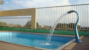 Una piscina con una fuente de agua.