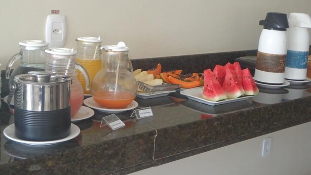 Un bufé de desayuno con diversas opciones de comida y bebidas.
