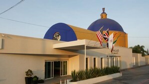 Un edificio de diseño moderno, con una gran cúpula azul y un área de entrada blanca.