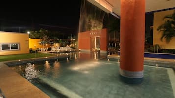 Hồ bơi ngoài trời