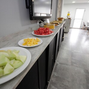 A buffet line with various fruits and dishes. - Hotel Libertador Pinamar (Pinamar)
