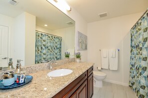 Ensemble baignoire-douche, séchoir à cheveux, serviettes fournies, savon