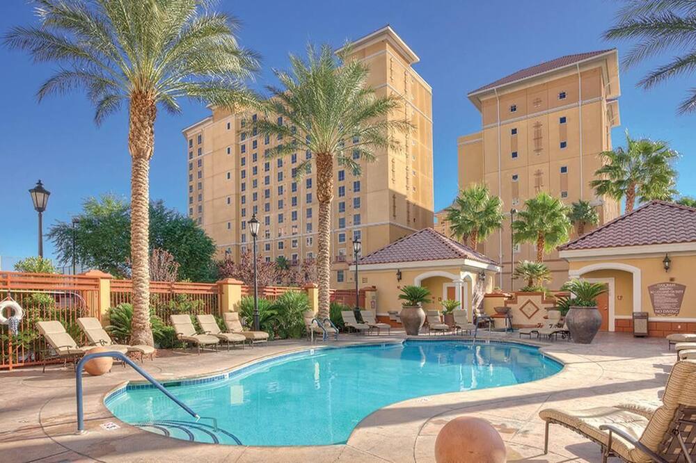 It's Vegas Baby! Spread Out in 2BR Deluxe Condo at Wyndham w/Hot Tub, Gym, Pools