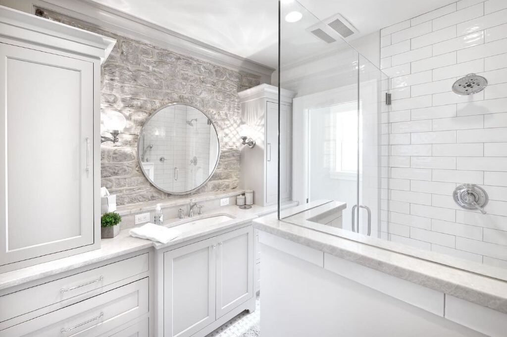 Combined shower/tub, towels, soap, toilet paper
