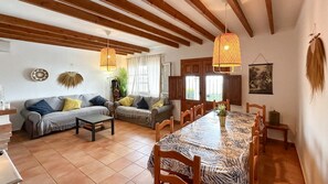 TV, fireplace, DVD player - Villa Hugo Cómpeta by Ruralidays (Málaga)