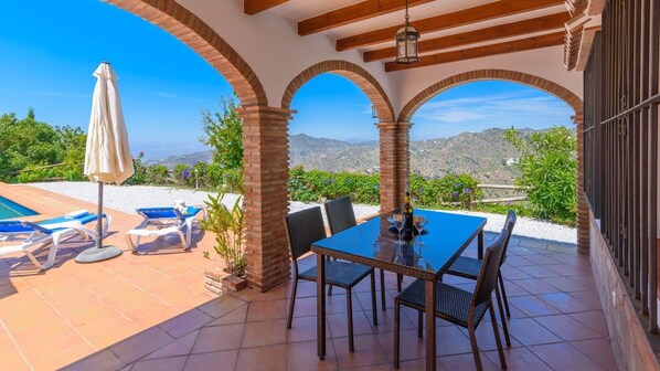 Outdoor dining - La Casilla de Sayalonga by Ruralidays (Málaga)