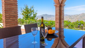 Outdoor dining - La Casilla de Sayalonga by Ruralidays (Málaga)