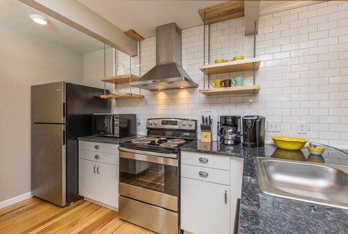 1BR 1st Floor Apt Near Downtown with Free Parking