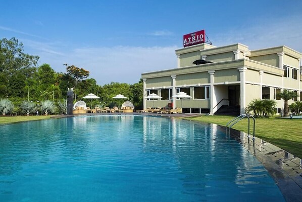 حمّام سباحة خارجي