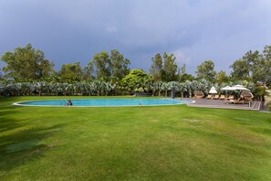 حمّام سباحة خارجي