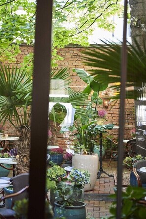 Outdoor dining - Balthazar Design Hotel (Kraków)