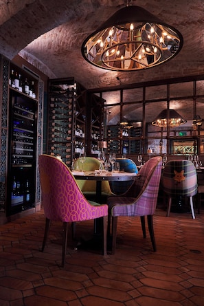A restaurant with a brick ceiling, a chandelier, and a wine rack. - Balthazar Design Hotel (Kraków)