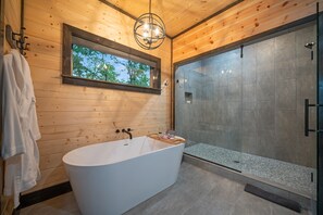 Baignoire, sèche-cheveux, serviettes fournies