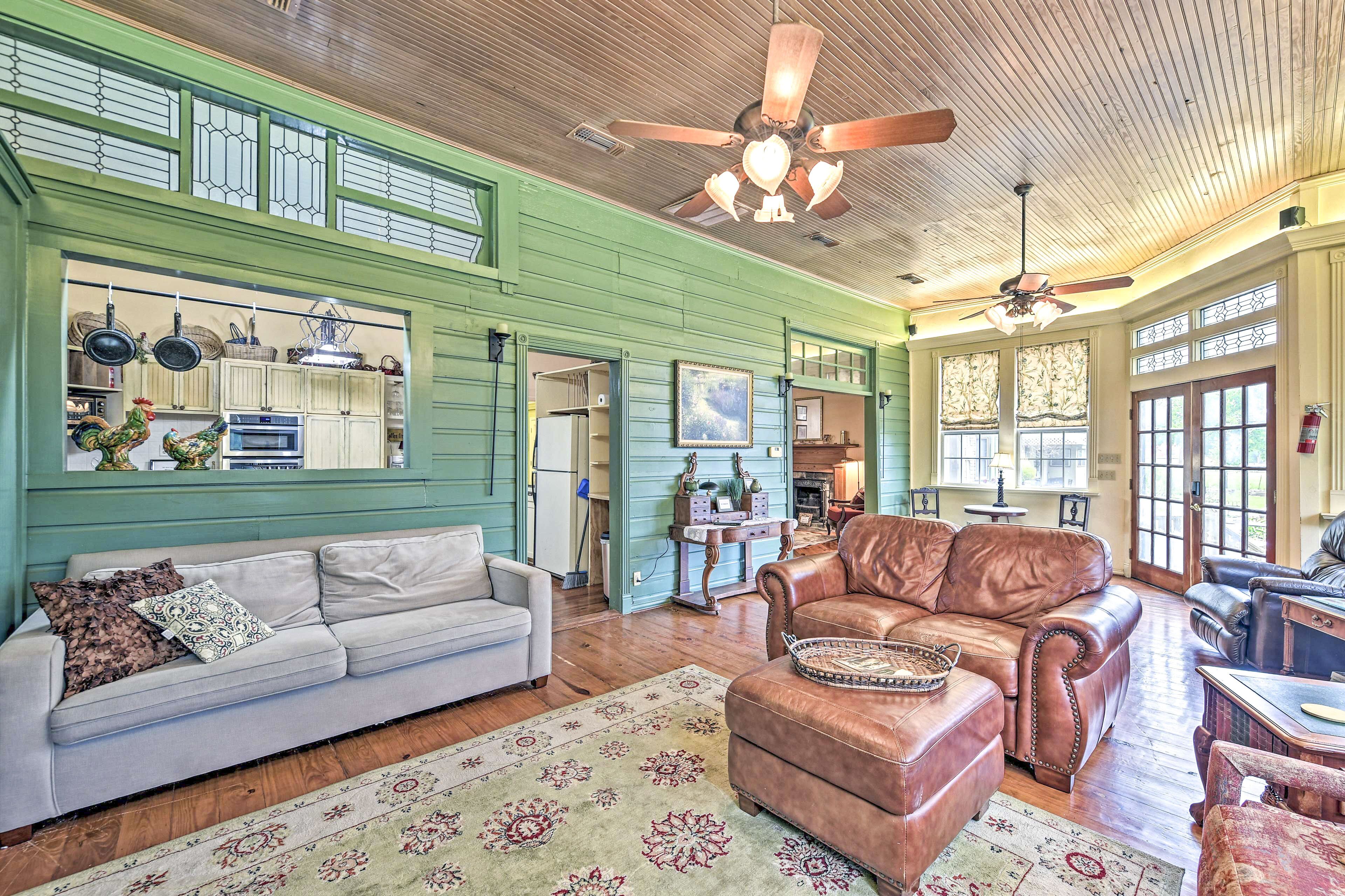 The Lilly House: Historic Glen Rose Home w/ Porch!