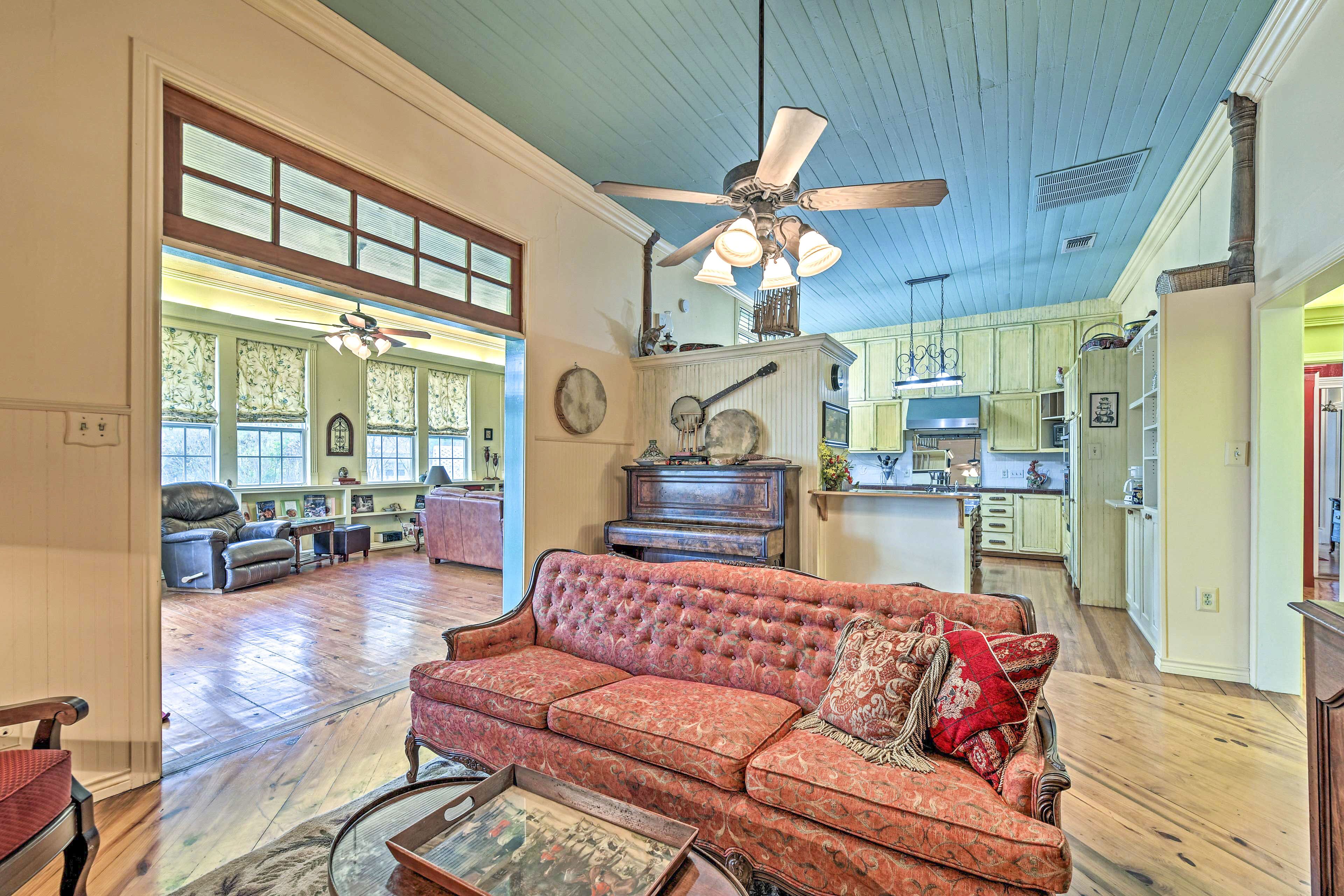 The Lilly House: Historic Glen Rose Home w/ Porch!