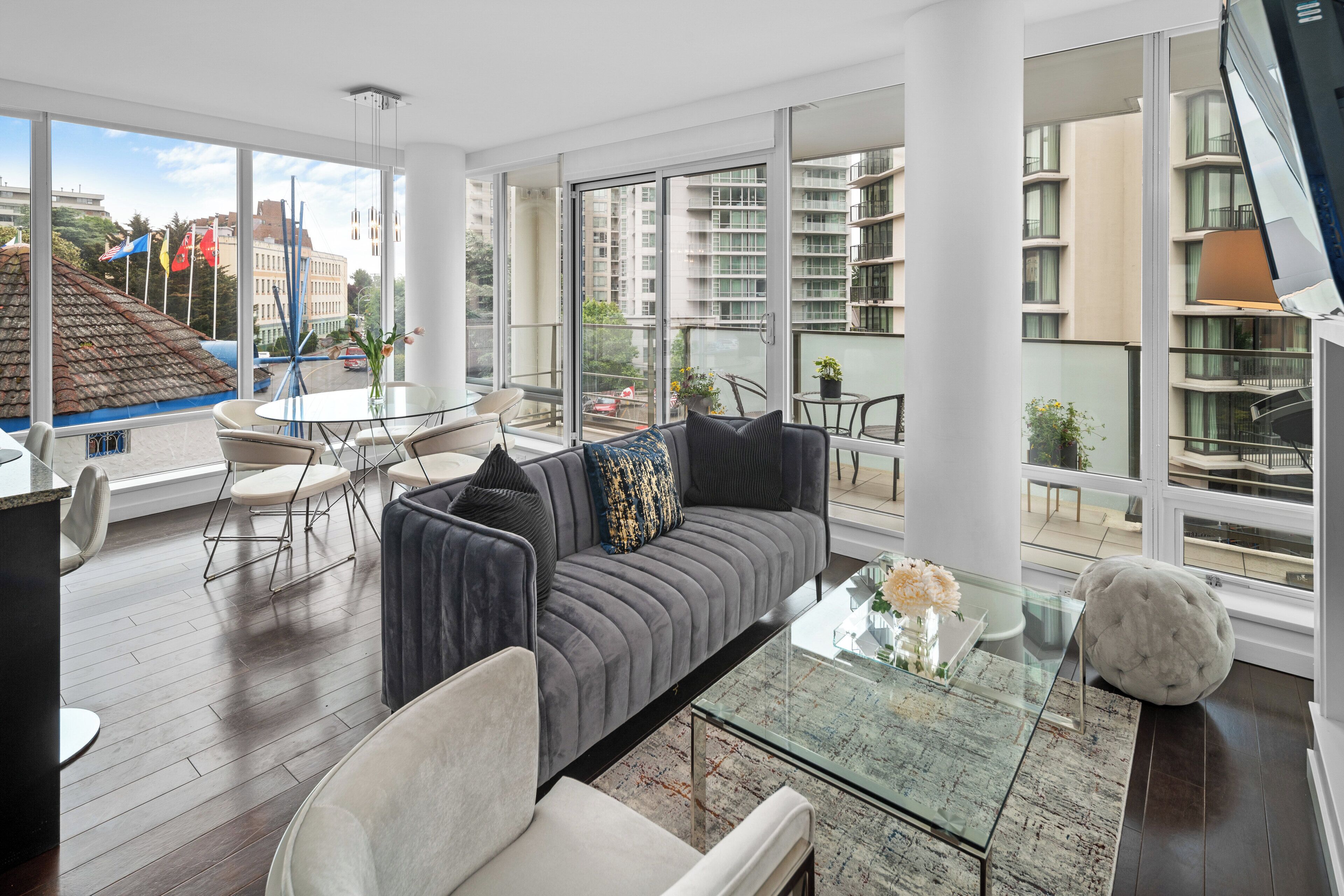 Sophisticated King Suite w/ Pool and Parking Downtown Victoria