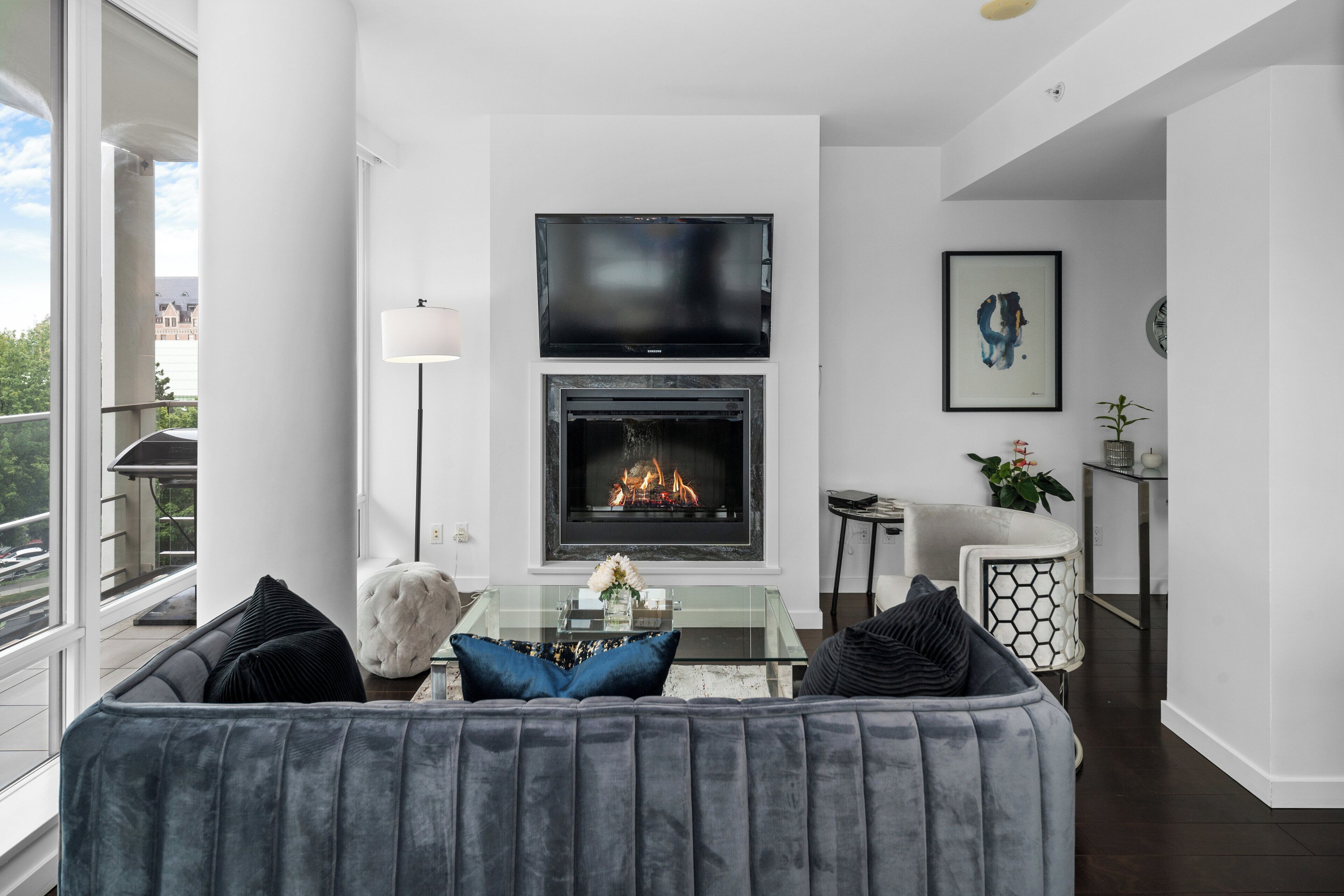 Sophisticated King Suite w/ Pool and Parking Downtown Victoria