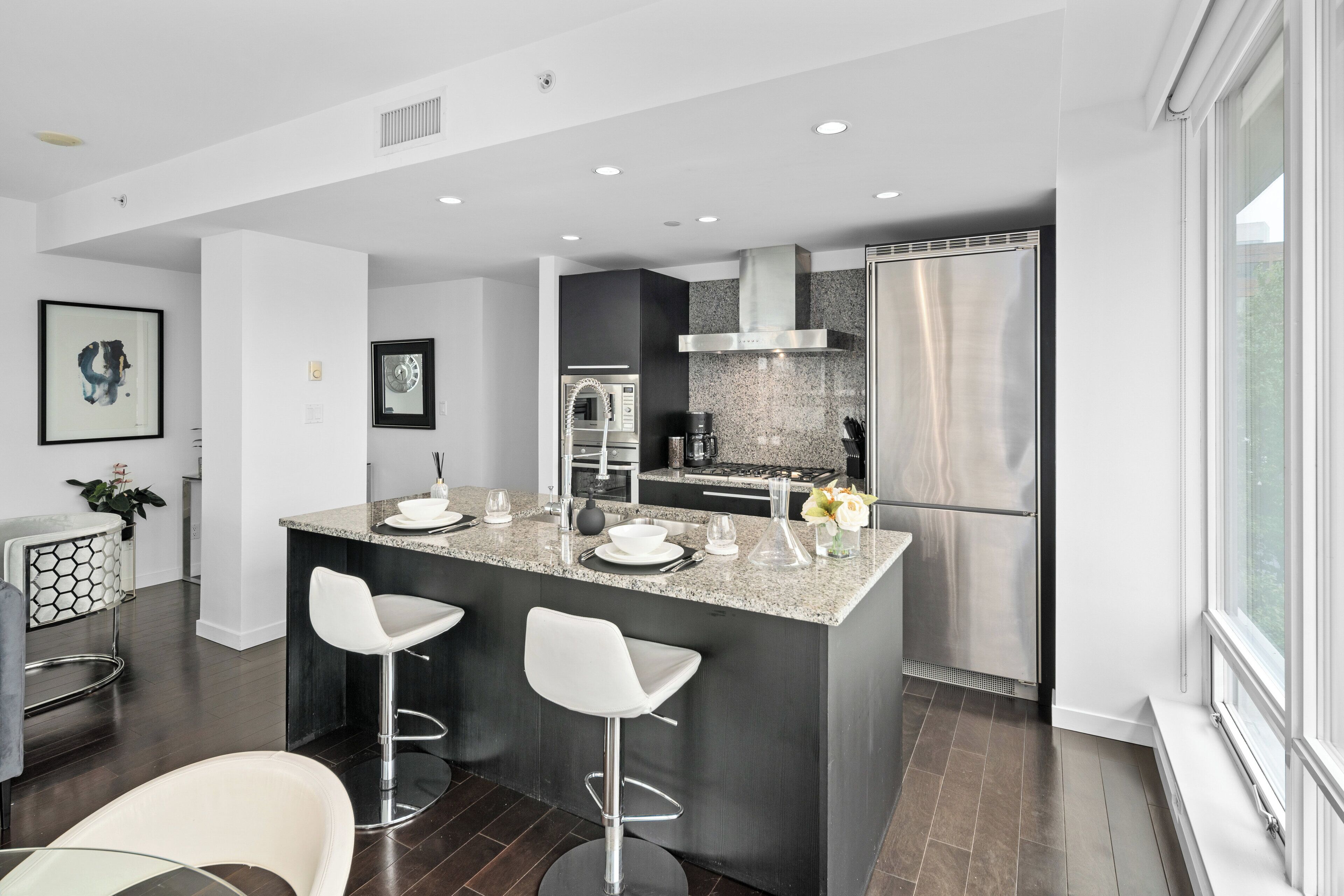 Sophisticated King Suite w/ Pool and Parking Downtown Victoria