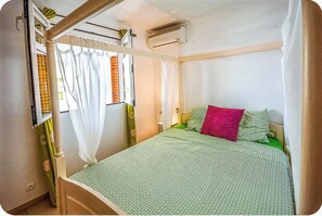 5 bedrooms, iron/ironing board, travel cot, free WiFi - 3* oceanfront villa. Sleeps 10 (La Trinité)