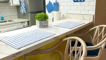 KylskÄp, mikrovÄgsugn, ugn och spishÀll