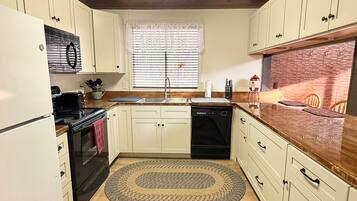 Cafetera y tetera, refrigerador, horno y parrilla de estufa