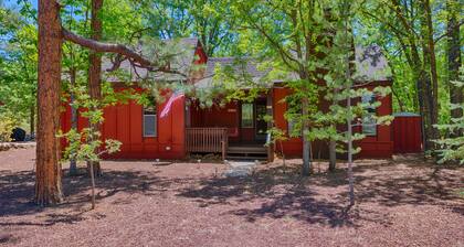 Remodeled - Cute Family Cabin in Pinetop Country Club, Dog friendly