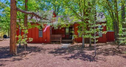 Cute Family Cabin in the cool pines of Pinetop Country Club, Dog friendly