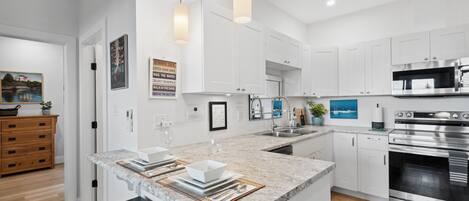 Frigorífico, microondas, horno y placa de cocina