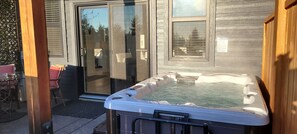 Terrace/patio - PRIVATE Hot Tub with Valley Views!! (Colwood)