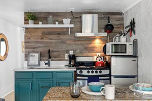 Køleskab, mikrobølgeovn, ovn, kogeplade