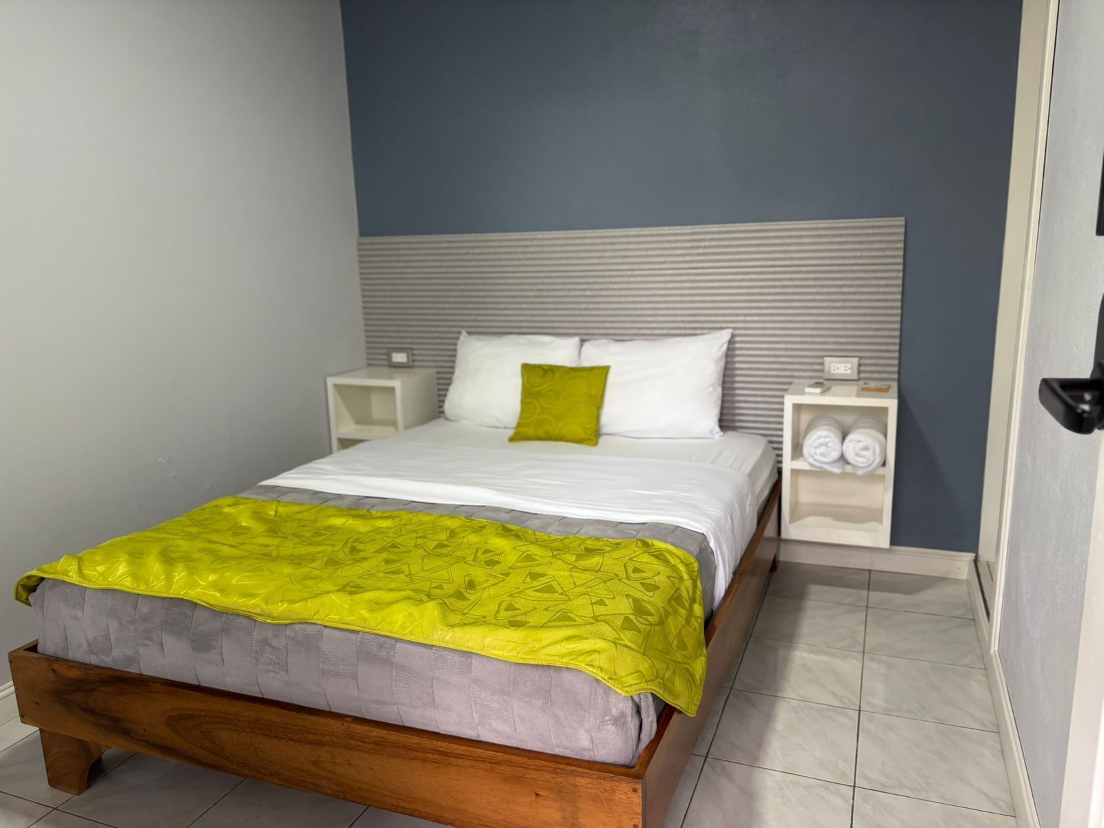 Ameublement personnalisé, bureau, Wi-Fi gratuit, draps fournis