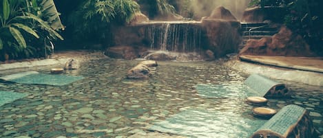 Aguas termales, tratamientos corporales, baños de barro y aromaterapia 