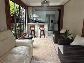 Living area - Arenal Poshpacker Boutique Urban Tropical Hotel (La Fortuna)
