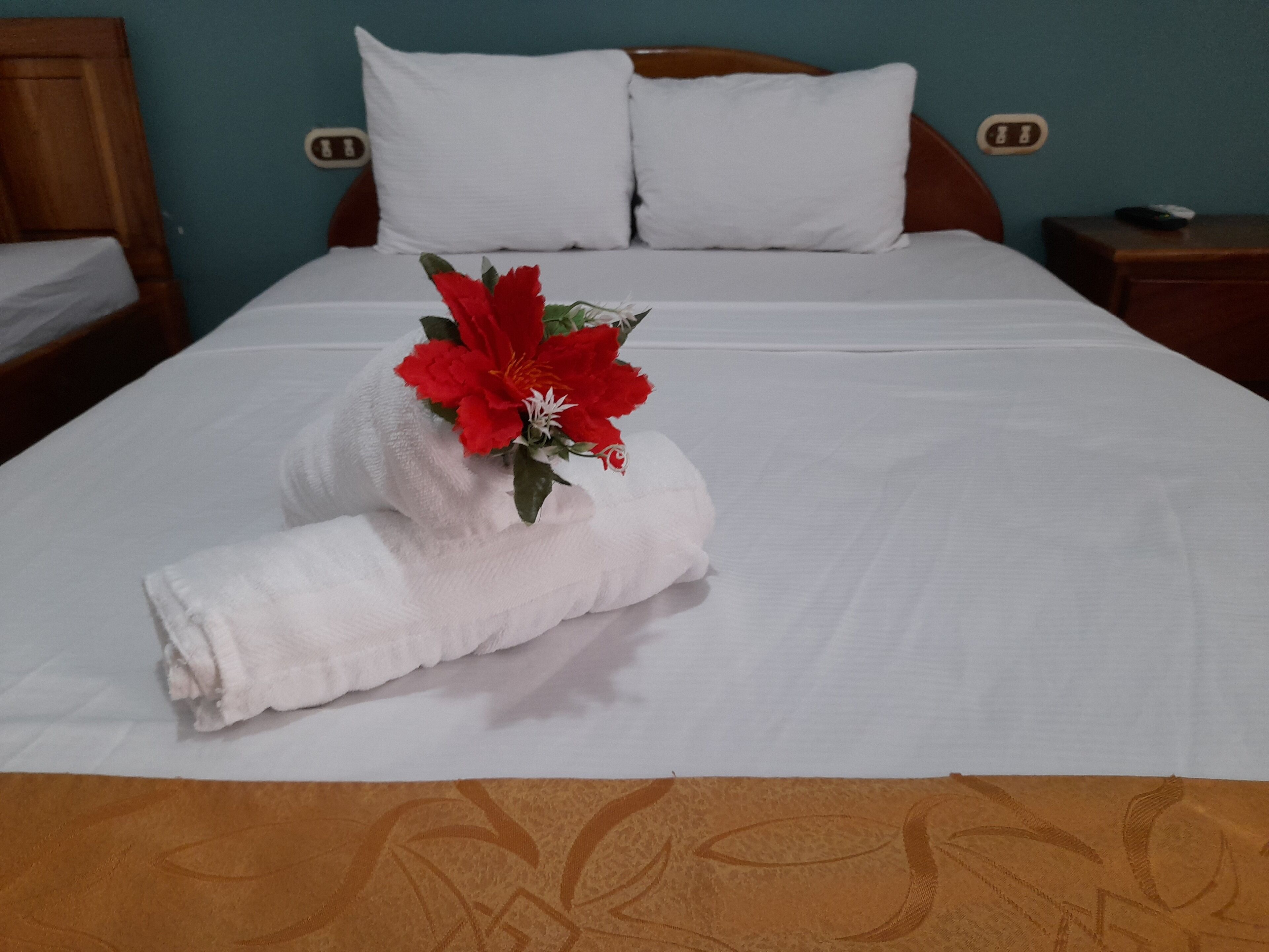 Muebles diferentes, escritorio, wifi gratis y ropa de cama 