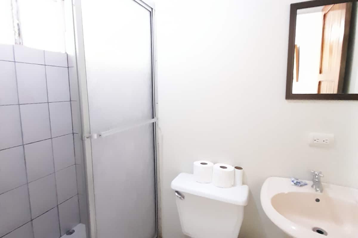 獨特裝修、書桌、免費 Wi-Fi、床單