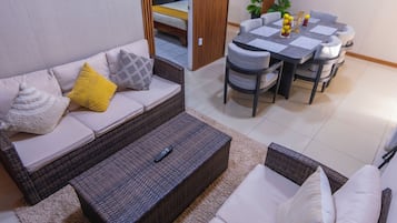 Superior-Apartment, 2 Schlafzimmer | Wohnbereich | Smart-TV