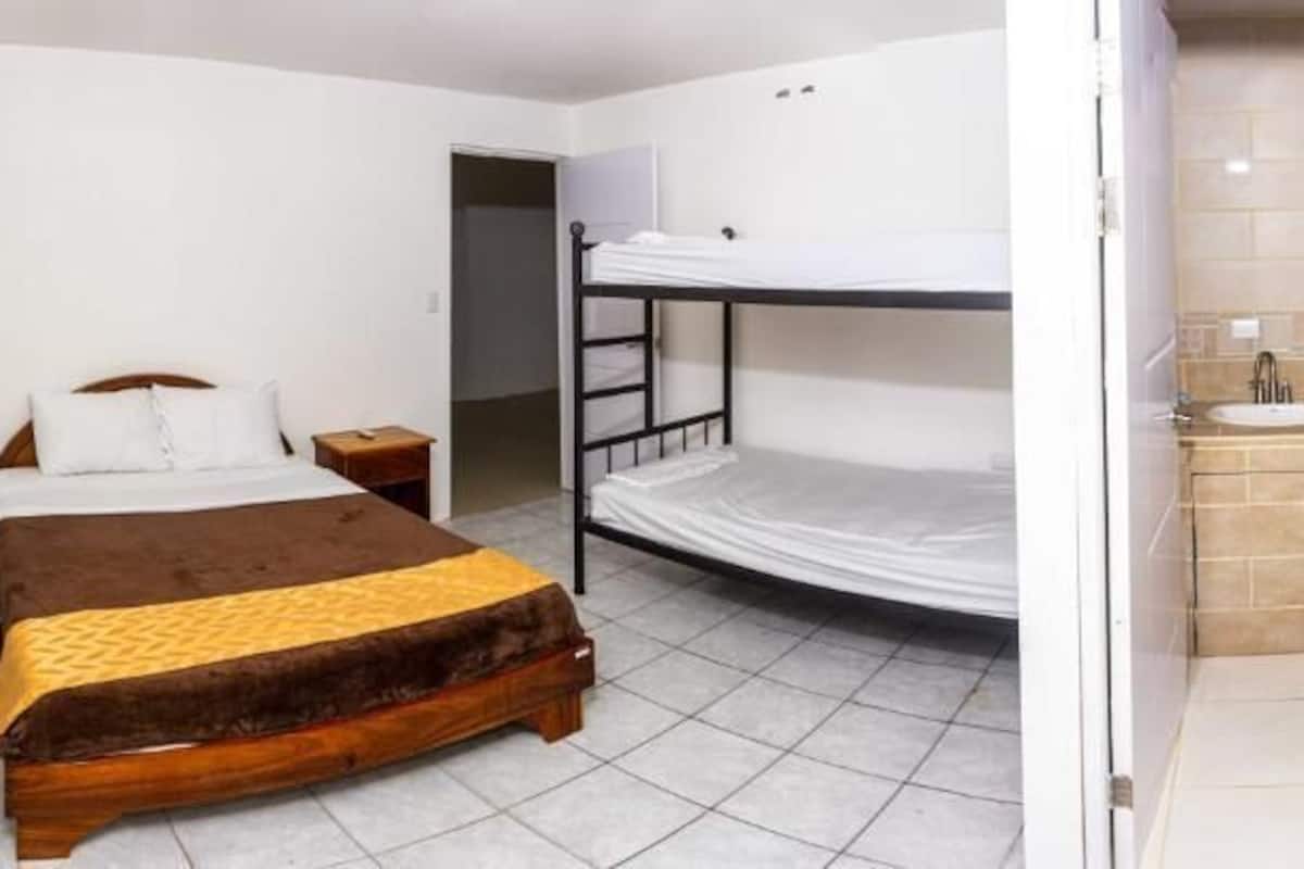 Standard-Dreibettzimmer | Individuell eingerichtet, Schreibtisch, kostenloses WLAN, Bettwäsche