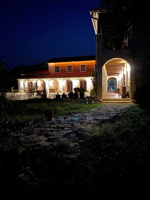 Exterior - A perfect destination for lovers of excellence and fine art (Spicewood)