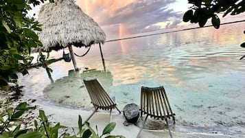 Plage à proximité, chaises longues, serviettes de plage