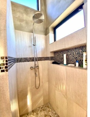 Dusche, Haartrockner, Handtücher, Seife