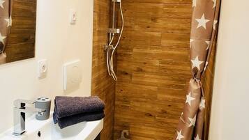 Douche, serviettes fournies, savon, shampoing