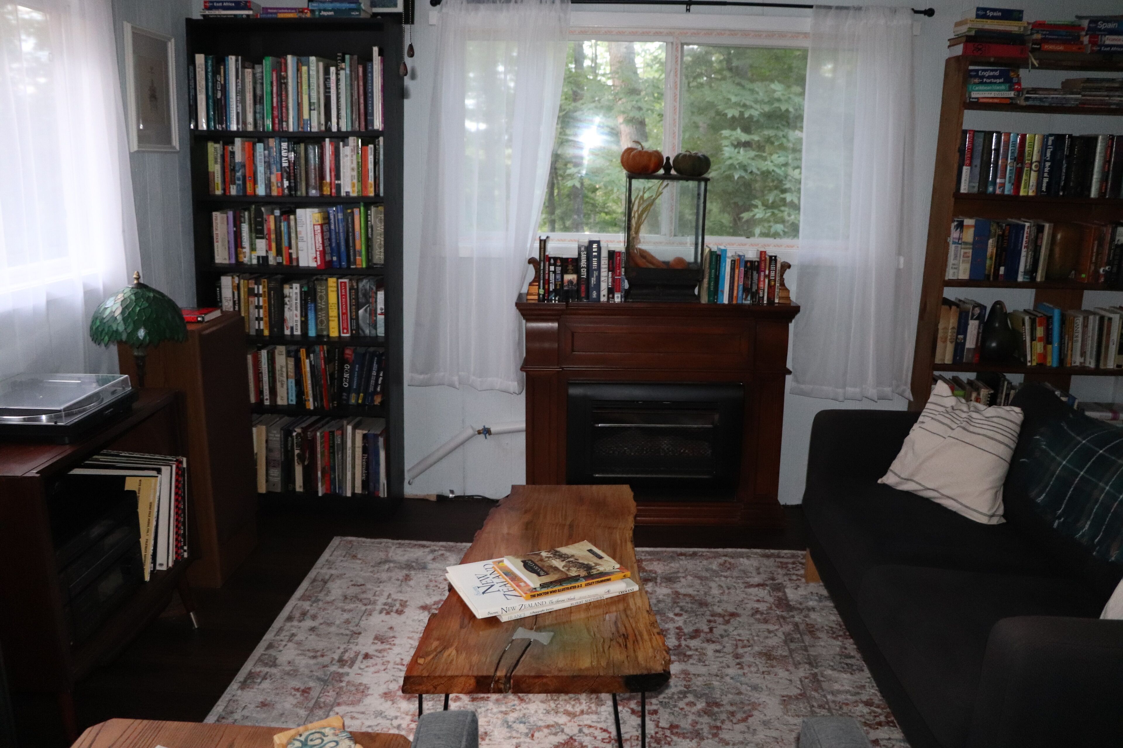 Extensive book libary and place to disconnect!