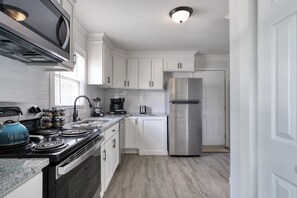 Kylskåp, mikrovågsugn, ugn och spishäll