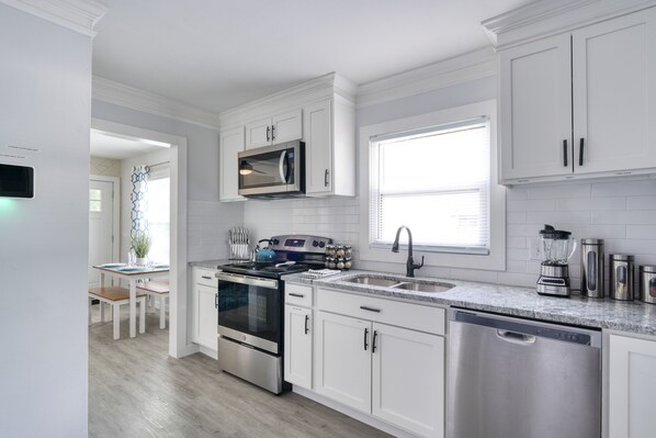 Kylskåp, mikrovågsugn, ugn och spishäll