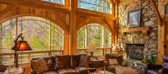 Riverwind Lodge - Luxury Riverfront Lodge - Outdoor/Indoor Fireplaces - Privacy & Views