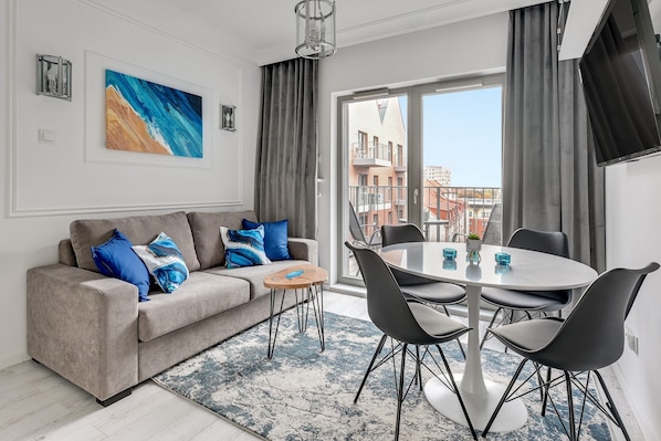 Appartement Confort, 1 chambre, non-fumeur, balcon | Aire de séjour | Téléviseur connecté de 40 po avec télévision par câble, téléviseur